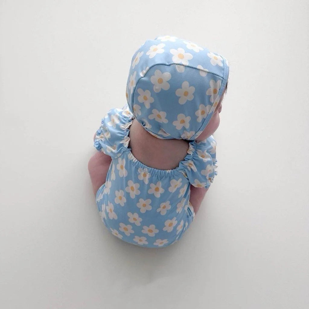 2025, Sommer Baby Badeanzug Koreanischen Stil INS Gedruckt Infant Ein Stück Overall Kleinkind Mädchen Schwimmen Body Mit Hut.