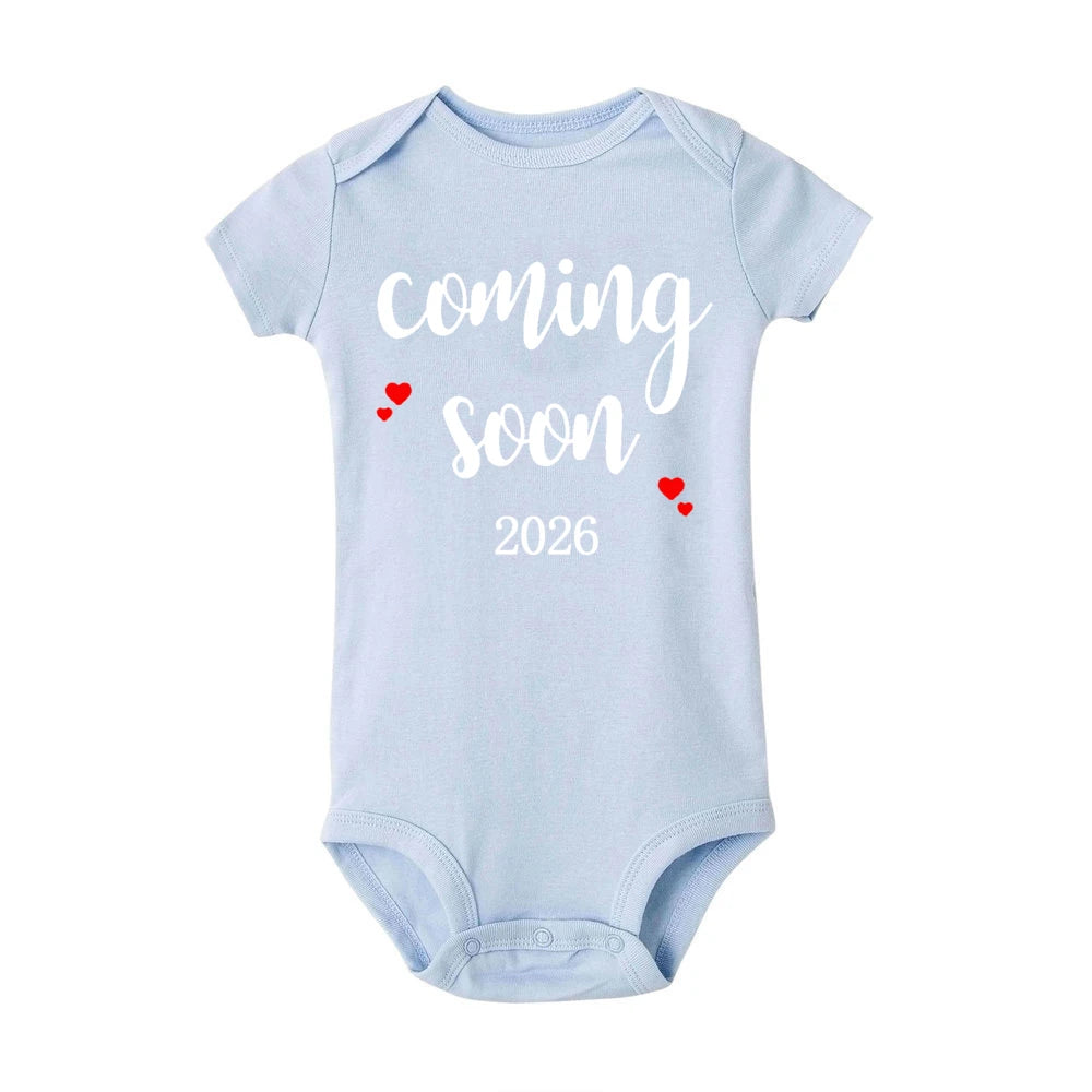 Baby-Ankündigung bald 2026 Neugeborene Baby-Bodys Sommer Jungen Mädchen Strampler Körper Schwangerschaft offenbaren Kleidung.