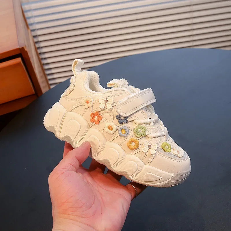 Kids Princess Shoes Thick Soft Sole Trendy Girls Sports Shoes Sweet Embroided 2024 New Fashion Children Sneakers with Flowers.