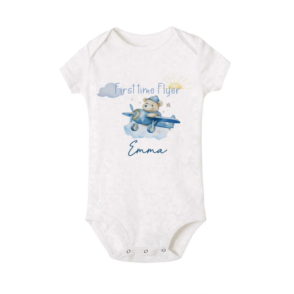 Benutzer definierte Name Erste Zeit Flyer & Bär Flugzeug drucken Baby Bodysuit lässig Kurzarm Säugling Stram pler Baby Souvenir Geschenke Kleidung.