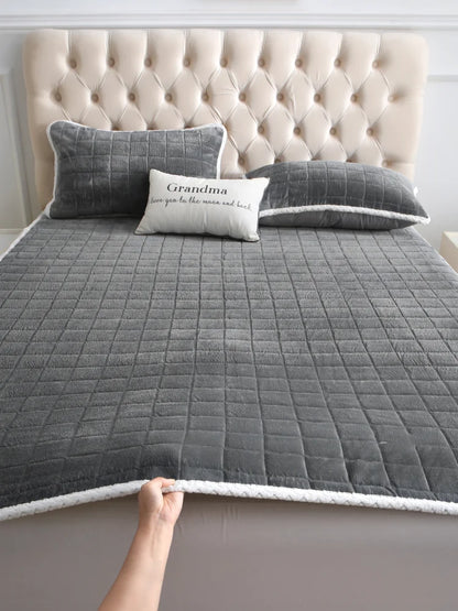 1pc Velvet Quilted Mattress Topper with Elastic Band, Thickened Warm Non-Slip Mattress Cover for Bed Sleeping, Camping, Floor.