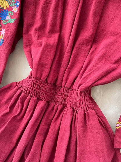 Sommer Freizeit Urlaub Langes Kleid für Frauen Neue Retro Ethnischen Stil Bestickt V-ausschnitt Ausgestellte Ärmel Taille Cinched Kleid D27.