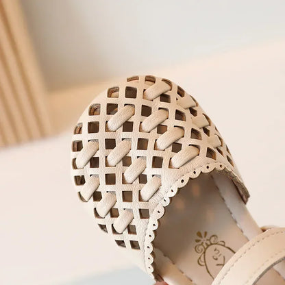 Children's Toes Capped Sandals Girl's Knitted Hollow Princess Shoes 2024 Summer New Anti Kick Soft Sole Casual Walking Shoes.