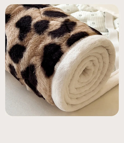 Winter Warm Velvet Mattress Cover Home Dormitory Soft Thick Quilted Bed Sheets Queen Size Bed Cover Fold Tatami Mat Bedspread.