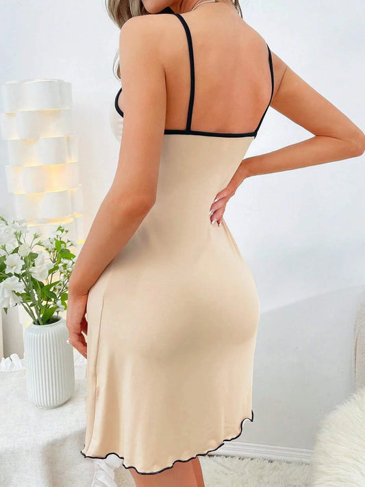 Neues Damen-Nachthemd mit sexy kleinem Bären-Aufdruck, süßes Cami-Schlafkleid, Mini-Spaghettiträger, Salatsaum, Kontrastbesatz, Loungewear