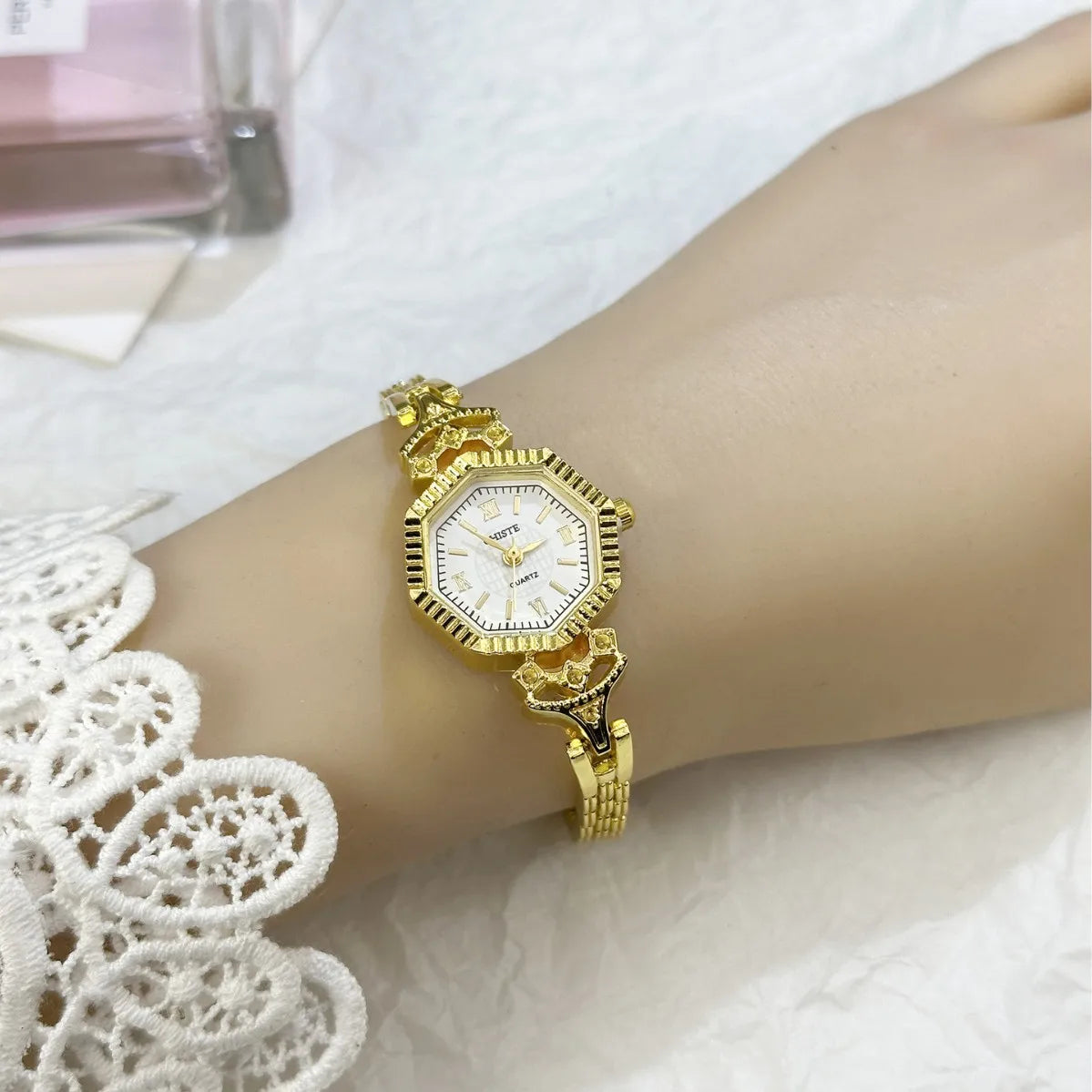 Luxury Famous Brand Oval Dial Women Watch Fashion Small Thin Gold Bracele Quartz Wristwatch Clock Gift Dropshipping Montre Femme.