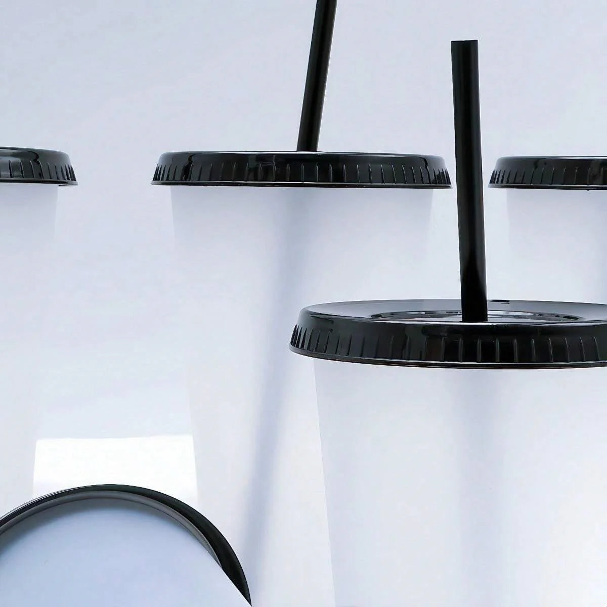 5pcs 24oz Transparent Reusable Tumblers With Black Lids and Straws Iced Coffee Water Bottle Cold Smoothie Cups For Parties Drink.