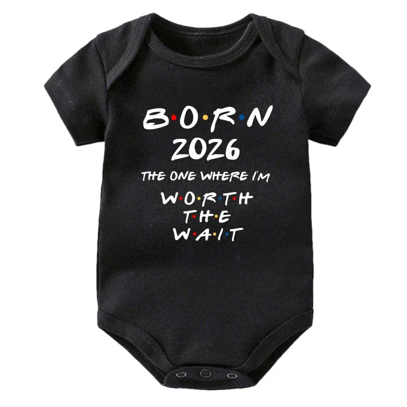 Geboren 2026: Derjenige, wo ich das Warten wert habe. Baby-Strampler, kurzärmeliger Baby-Body, Schwangerschaftsankündigung, Bitrh-Geschenk.