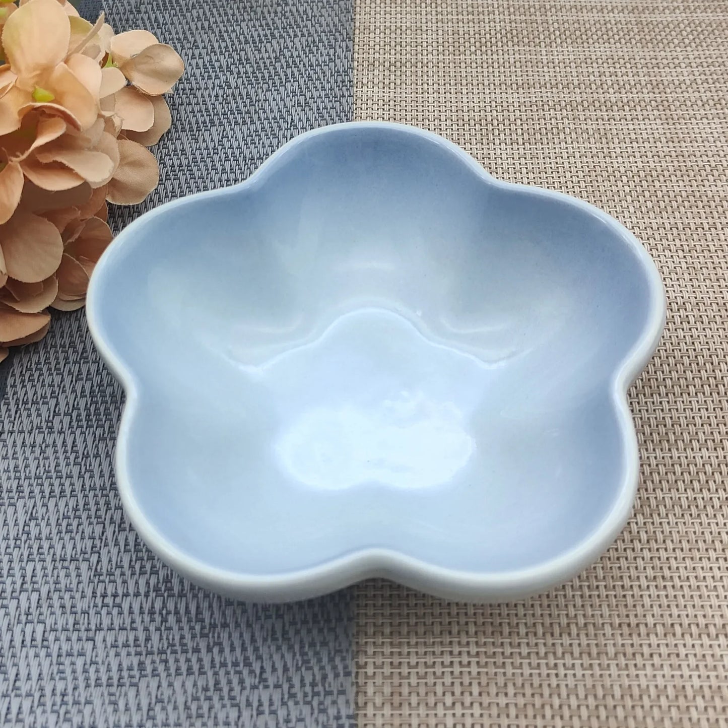 5 Inch Creative Flower Ceramic Bowl Small Deep Dish Solid Color Ceramic Bowl Small Dish Dip Dish Home Kitchen Supplies Gift.