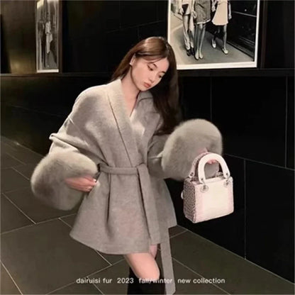 Grauer Wollmantel mit Krawatten-Taillenkollektion für Damen im Herbst und Winter 2024, neuer langärmeliger, lockerer High-End-Cape-Mantel, mittellanges Oberteil