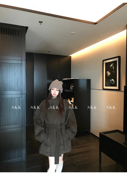 MiiiiX Lässiger Stehkragen, lockerer Wollmantel, mittellang, vielseitige Jacke, Schnür-Taille, Oberbekleidung, 2024, Herbst-Damenkleidung