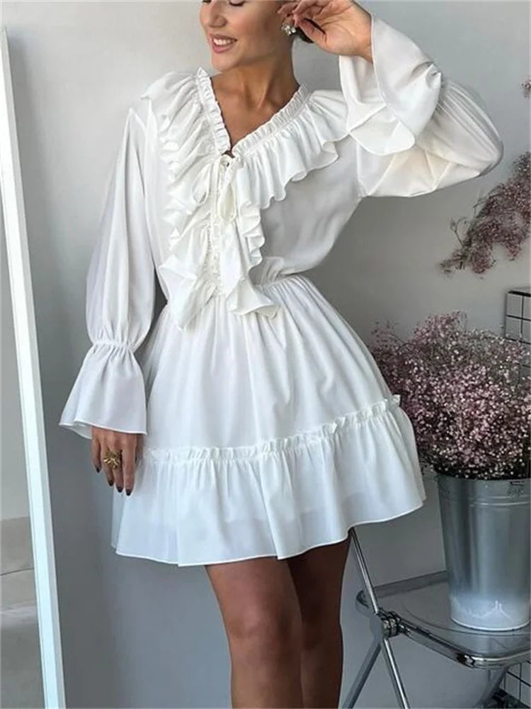 Glänzendes gekräuseltes weißes Mini kleid mit V-Ausschnitt, weibliches Patchwork, langärmliges, elegantes Verband-Mode kleid, hoch tailliertes Schnür kleid für Frauen