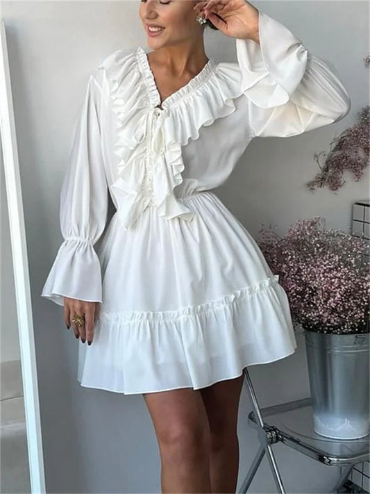 Glänzendes gekräuseltes weißes Mini kleid mit V-Ausschnitt, weibliches Patchwork, langärmliges, elegantes Verband-Mode kleid, hoch tailliertes Schnür kleid für Frauen