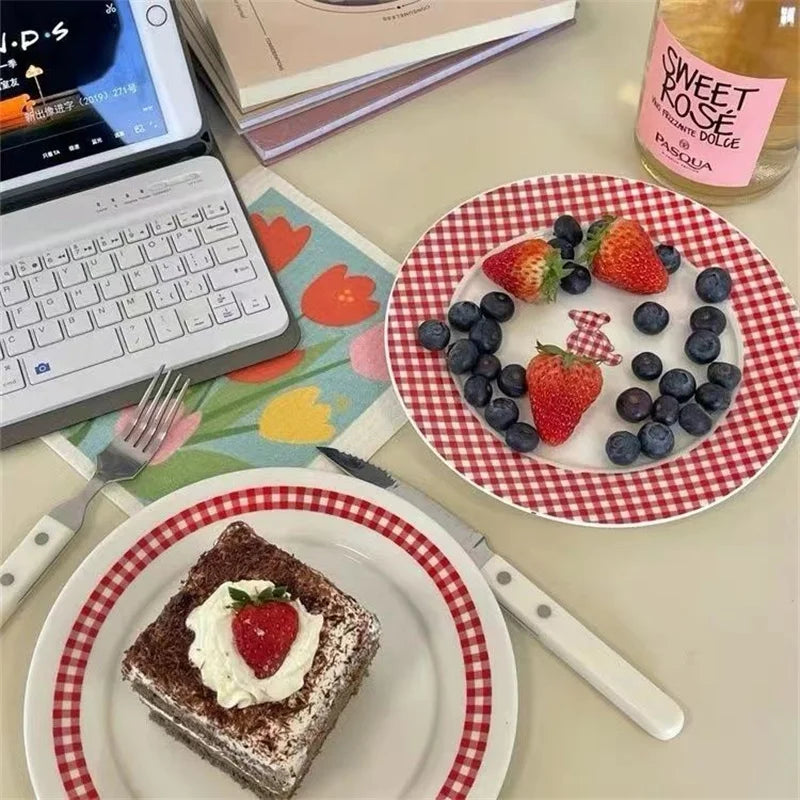 INS High Beauty Plate Vintage French Red Checkered Bear Plate Cute Ceramic Round Plate Dessert Breakfast Creative Dish Circular.