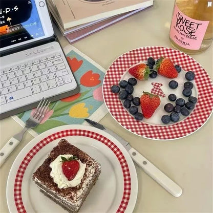 INS High Beauty Plate Vintage French Red Checkered Bear Plate Cute Ceramic Round Plate Dessert Breakfast Creative Dish Circular.