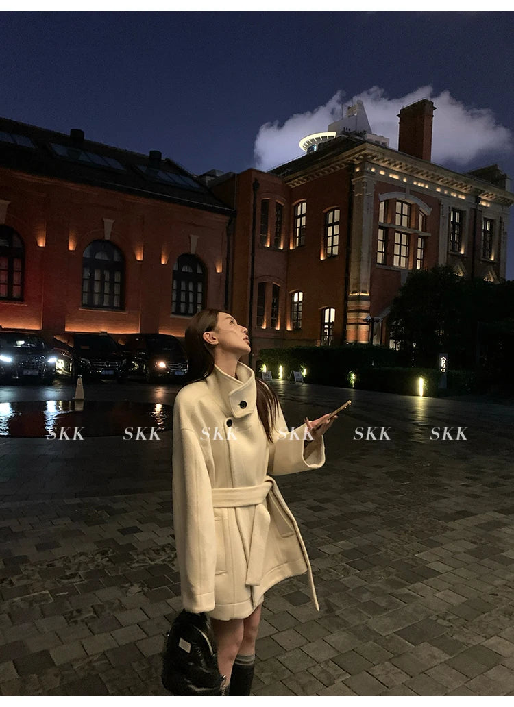 MiiiiX Lässiger Stehkragen, lockerer Wollmantel, mittellang, vielseitige Jacke, Schnür-Taille, Oberbekleidung, 2024, Herbst-Damenkleidung