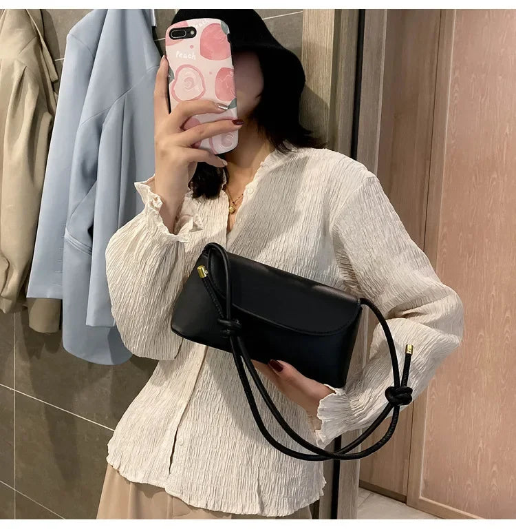 Internet celebrity retro small bag for women in autumn and winter, new trendy crossbody bag, fashionable one shoulder small bag.