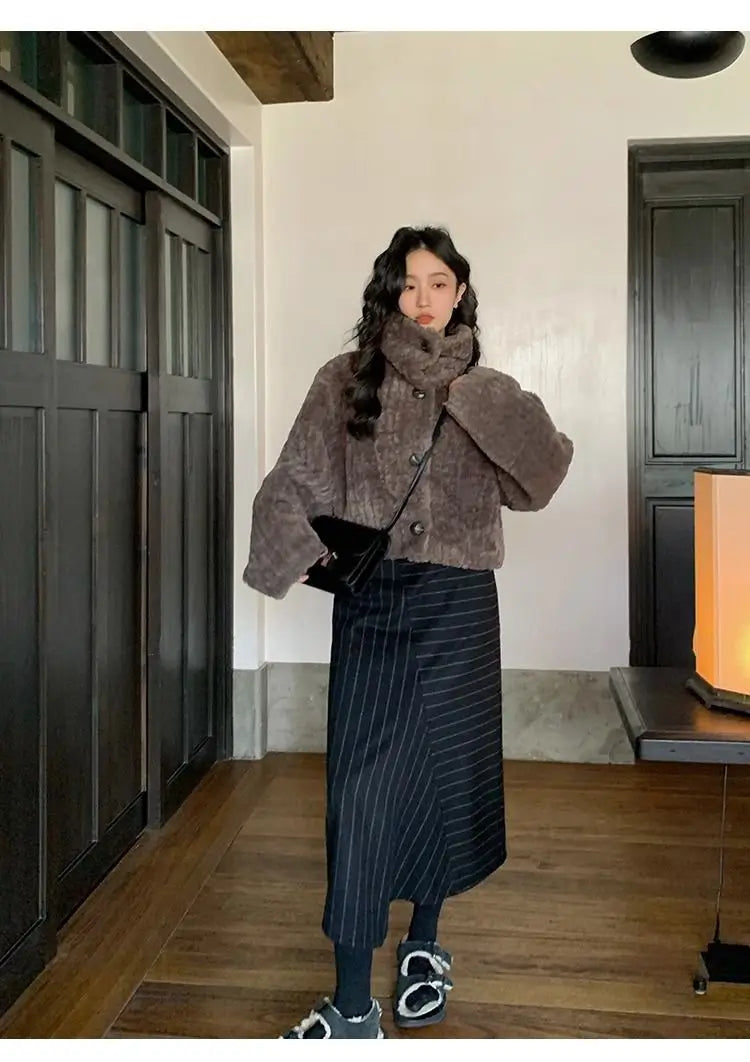 2025 Winter Fashion Stand Collar Warm Plush Short Jacket Women Autumn Retro Street Thickened Loose Harajuku Casual Short Jacket.