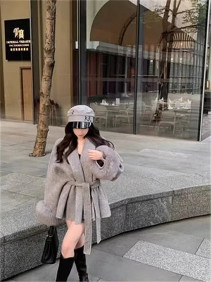 Grauer Wollmantel mit Krawatten-Taillenkollektion für Damen im Herbst und Winter 2024, neuer langärmeliger, lockerer High-End-Cape-Mantel, mittellanges Oberteil