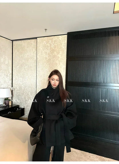 MiiiiX Lässiger Stehkragen, lockerer Wollmantel, mittellang, vielseitige Jacke, Schnür-Taille, Oberbekleidung, 2024, Herbst-Damenkleidung