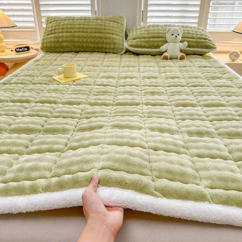 Warm Mattress Topper Quilted Bed Mat Cover Velvet Bed Linen Plush Mattress Protection Pad Матрасы Для Кровати (No Pillowcase).