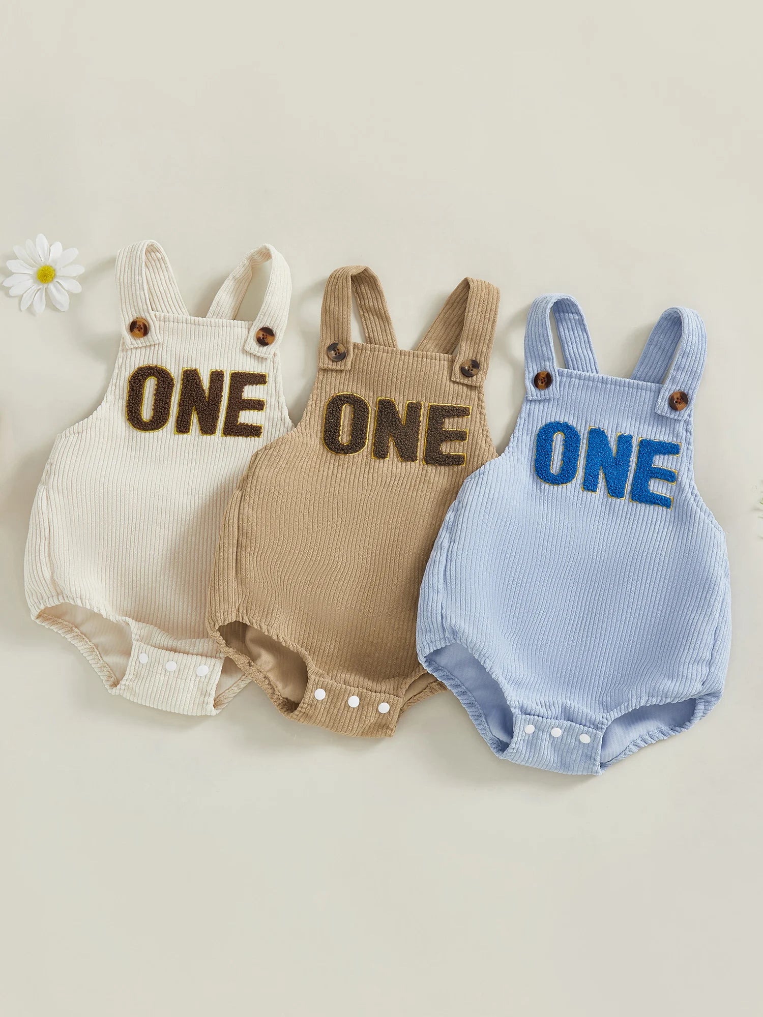 Baby-Overall, ärmellos, quadratischer Ausschnitt, Buchstaben-Stickerei, Strampler für Neugeborene, einjähriges Outfit für Jungen und Mädchen.