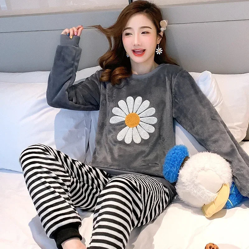 Thickened Warm Sleepwear for Winter Flannel O-Neck Girl Loungewear 2PCS Set Ladies Pajamas Long Sleeves Cartoon Bear Loungewear.