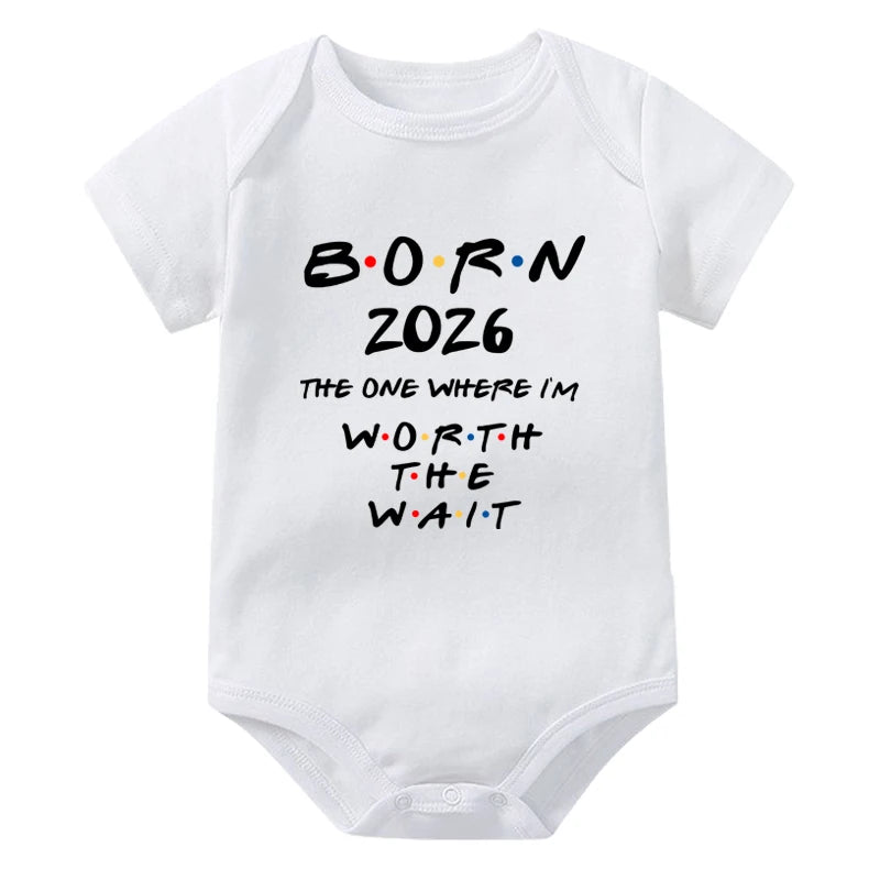 Geboren 2026: Derjenige, wo ich das Warten wert habe. Baby-Strampler, kurzärmeliger Baby-Body, Schwangerschaftsankündigung, Bitrh-Geschenk.