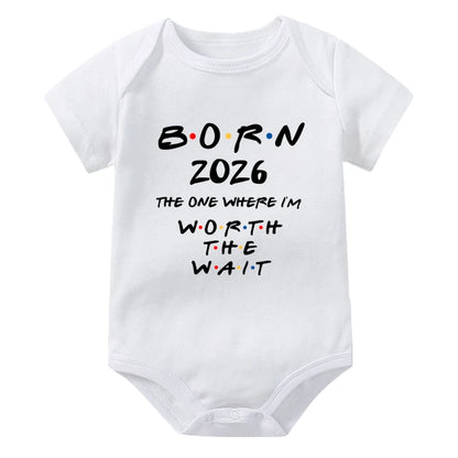 Geboren 2026: Derjenige, wo ich das Warten wert habe. Baby-Strampler, kurzärmeliger Baby-Body, Schwangerschaftsankündigung, Bitrh-Geschenk.