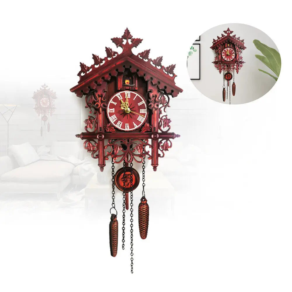Vintage antike Wanduhr mit Kuckucksuhr und hölzernes Pendel, dekorierte Wanduhr