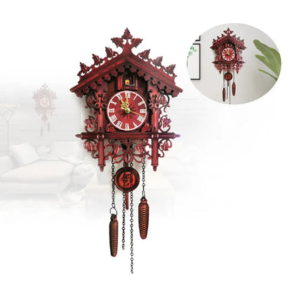 Vintage antike Wanduhr mit Kuckucksuhr und hölzernes Pendel, dekorierte Wanduhr