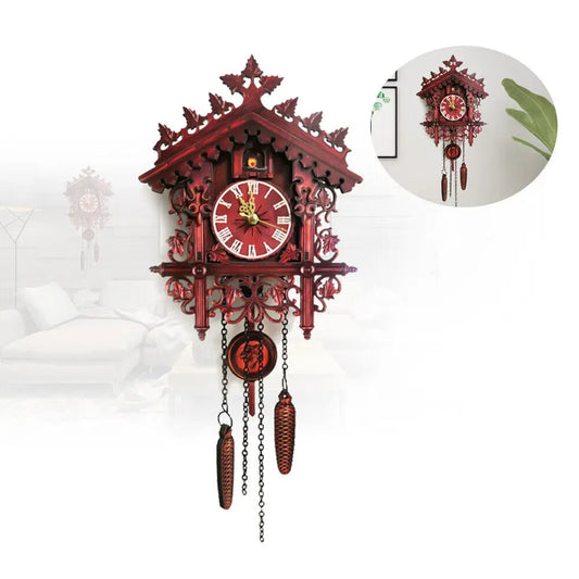 Vintage antike Wanduhr mit Kuckucksuhr und hölzernes Pendel, dekorierte Wanduhr