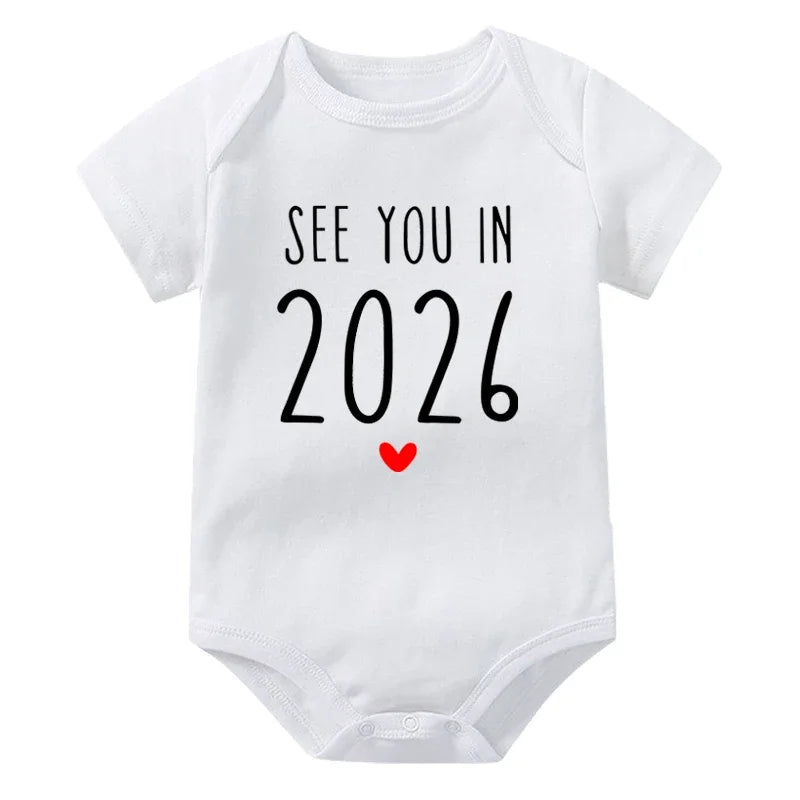 Wir sehen uns im Jahr 2026 Schwangerschaftsankündigung Baby Strampler Baumwolle Kleinkind Overall Sommer Kurzarm Neugeborene Jungen Mädchen Body