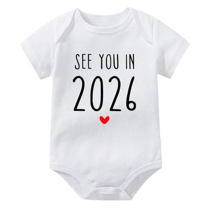 Wir sehen uns im Jahr 2026 Schwangerschaftsankündigung Baby Strampler Baumwolle Kleinkind Overall Sommer Kurzarm Neugeborene Jungen Mädchen Body