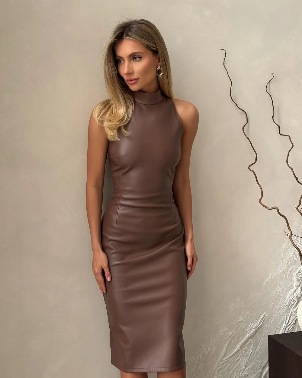 Europäischer und amerikanischer Stil, modisches PU-Leder, einfarbig, Spleißen, ärmellos, Stehkragen, schmale Passform, geteilte Hüfte.