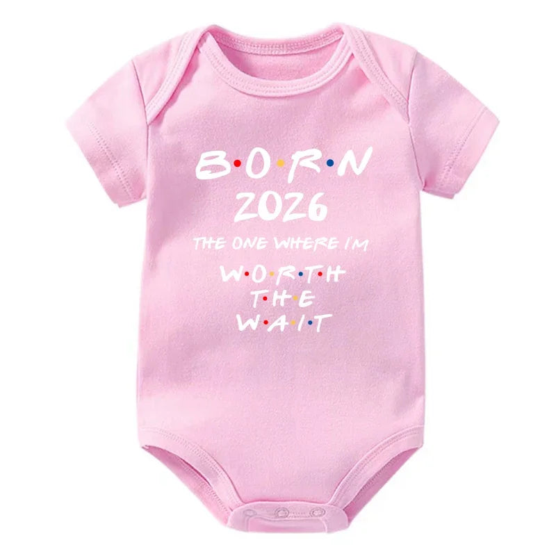 Geboren 2026: Derjenige, wo ich das Warten wert habe. Baby-Strampler, kurzärmeliger Baby-Body, Schwangerschaftsankündigung, Bitrh-Geschenk.