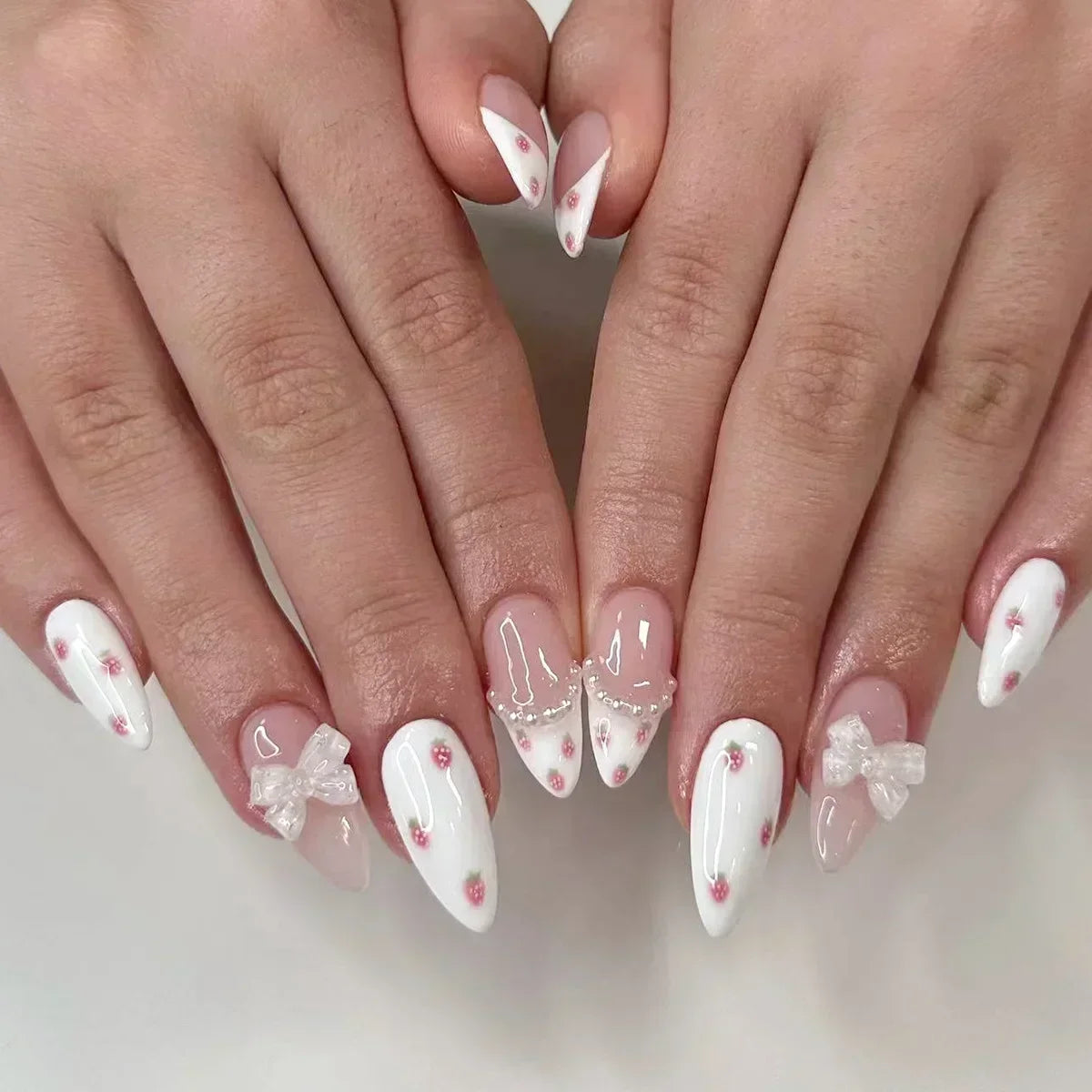 24Pcs Almond False Nails Cute Strawberries with French Design Simple White Wearable Fake Nails Decoration Press on Nail Tips Art.
