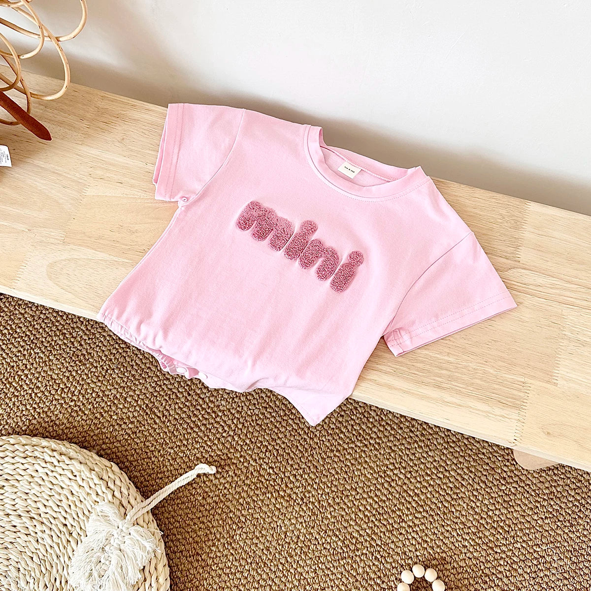 INS Sommer Neue Baby Body Neugeborenen Kleidung Jungen Mädchen Baumwolle Dreieck Strampler Plüsch brief Kurzarm Infant 0-18M.