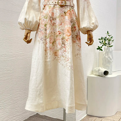 Schwarzes Leinen-Midikleid mit Rokoko-Blumendruck, langen Ärmeln und hoher Taille