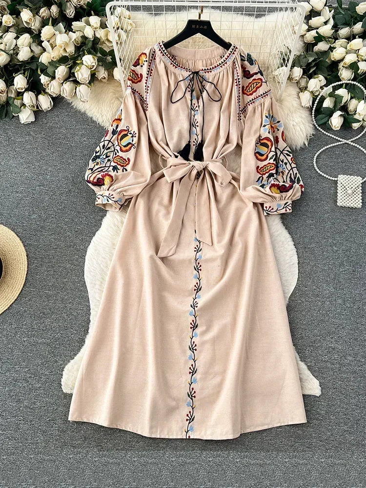 Frauen Frühling Herbst Kleid Vintage Ethnischen Stil Laterne Langarm Bestickt Rundhals Schlank A-linie Baumwolle Leinen Kleid D4930.