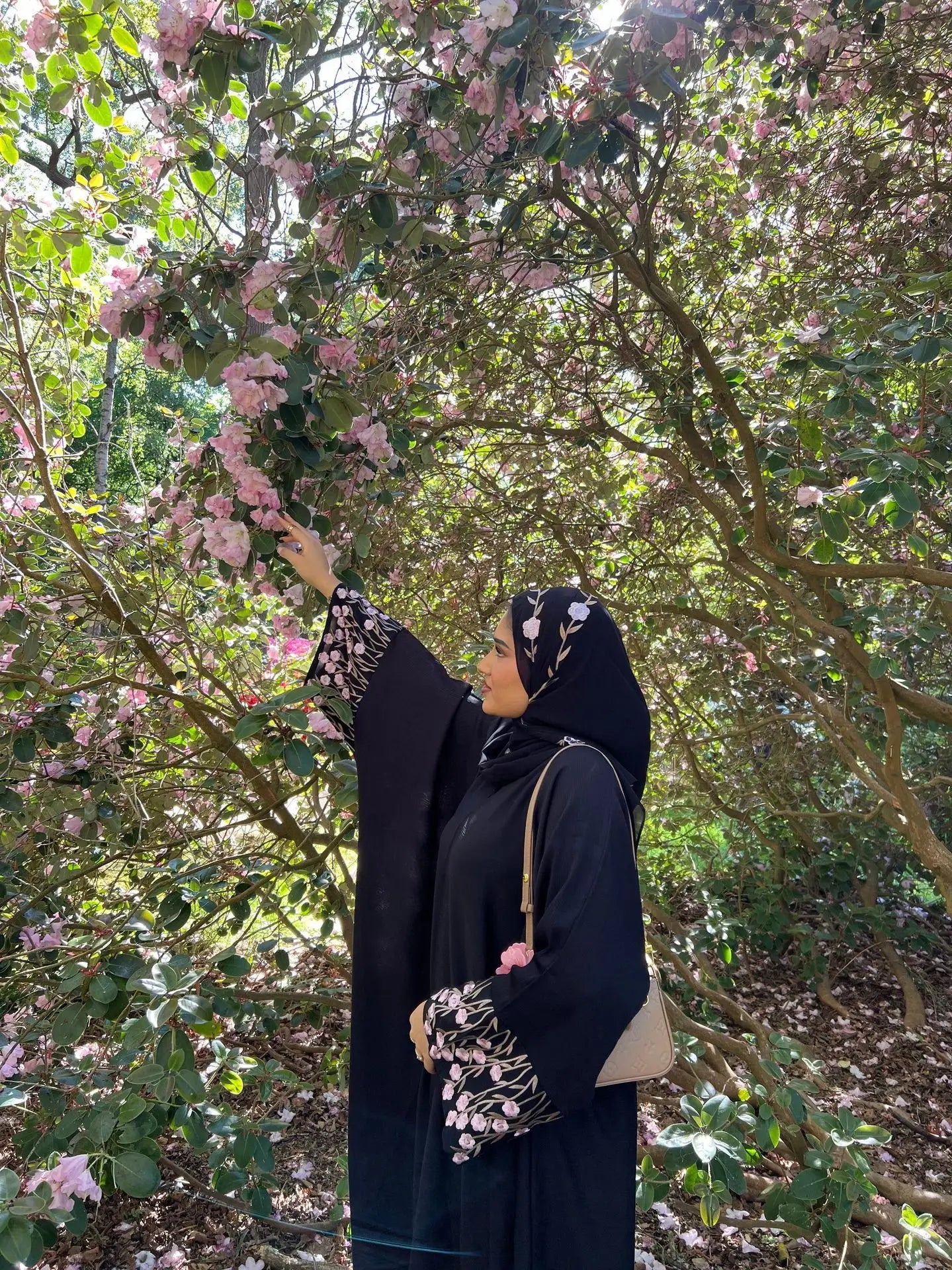 Islamic Clothes Black Flower Embroidery Abayas for Women Dubai Cardigan Muslim Saudi Open Abaya Kimono Luxury Hijab Dress Kaftan.