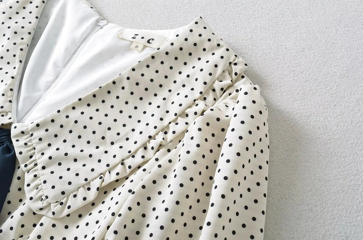 Luxus-Kleider für Damen, 2022, Sommer, kurzes Kleid, sexy, französisches Minikleid, kurzes Puffärmel-Minikleid mit Schleifendetail, Punktedruck.