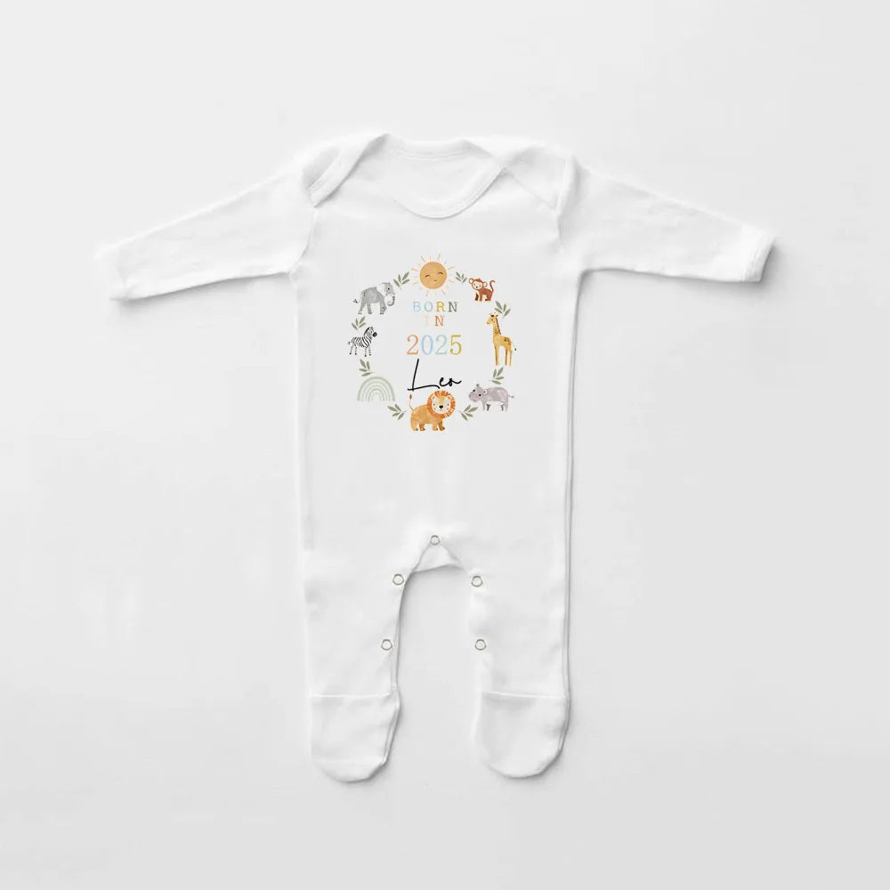 Personalisierter Schlafanzug, neues Baby-Geschenk, Safari-Babygrow, geboren im Jahr 2025, Geschenk zum Ausgehen, Outfit, individueller Baby-Strampler und Mütze.