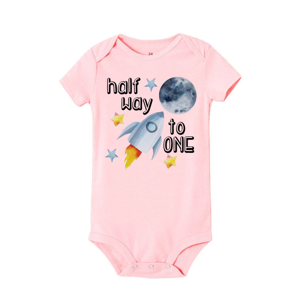 Halber Geburtstag Junge Raum Stram pler auf halbem Weg zu einem halben Body Baby 6 Monate altes Outfit 6 Monate Fotoshooting Raum 1/2 Geburtstag Shirt.