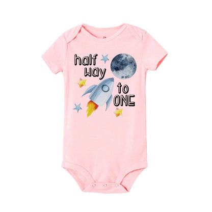 Halber Geburtstag Junge Raum Stram pler auf halbem Weg zu einem halben Body Baby 6 Monate altes Outfit 6 Monate Fotoshooting Raum 1/2 Geburtstag Shirt.
