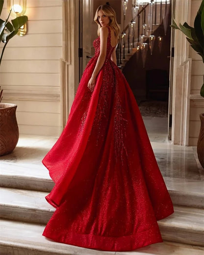 Luxuriöses rotes A-Linien-Abschlussballkleid, rückenfrei, Partykleider, herzförmiger seitlicher Schlitz, bodenlang, formelles Abendkleid, maßgeschneidert, 2025.