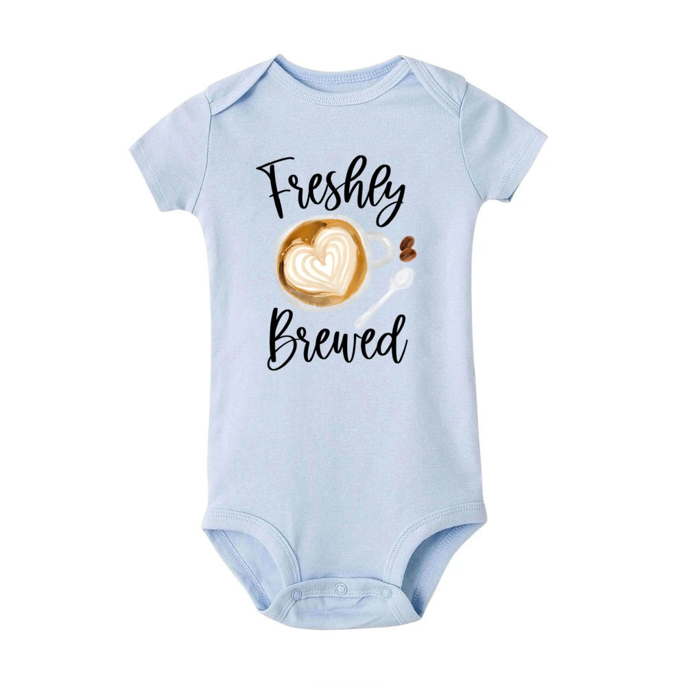 Frisch gebrühter Baby-Strampler, Kaffee, Schwangerschaftsankündigung, Neugeborenen-Body, Outfit, Kaffee, Babyparty, Geschenk, niedliche Säuglingskleidung.