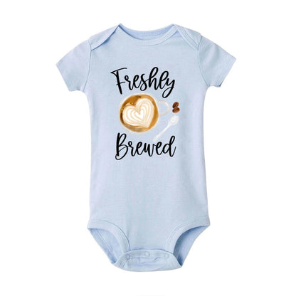 Frisch gebrühter Baby-Strampler, Kaffee, Schwangerschaftsankündigung, Neugeborenen-Body, Outfit, Kaffee, Babyparty, Geschenk, niedliche Säuglingskleidung.