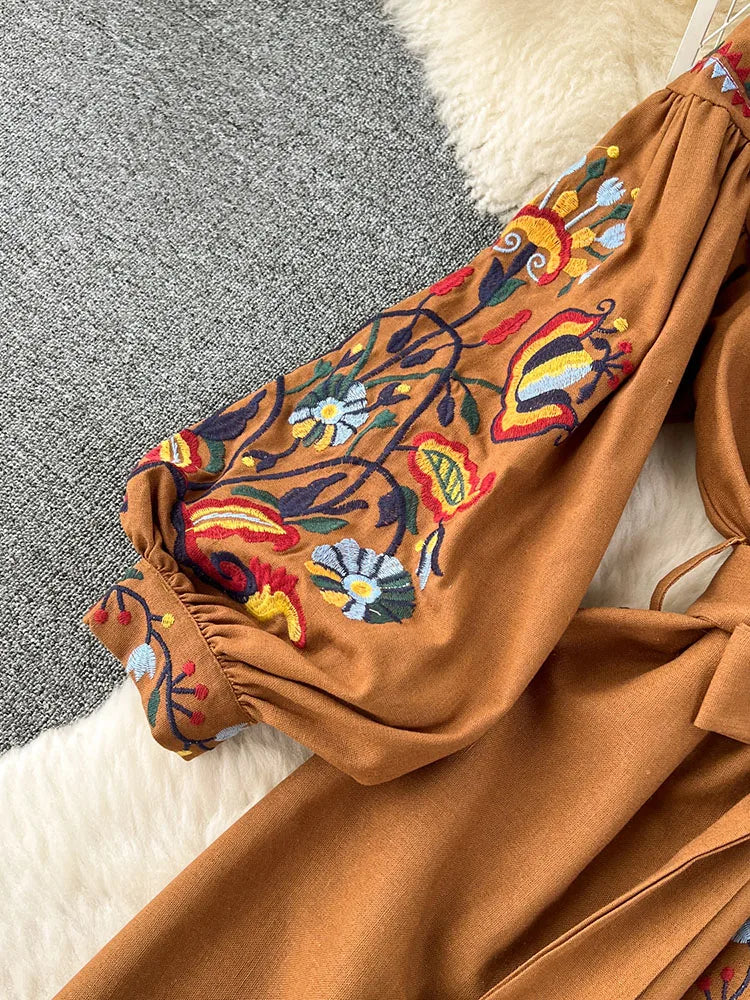 Frauen Frühling Herbst Kleid Vintage Ethnischen Stil Laterne Langarm Bestickt Rundhals Schlank A-linie Baumwolle Leinen Kleid D4930.