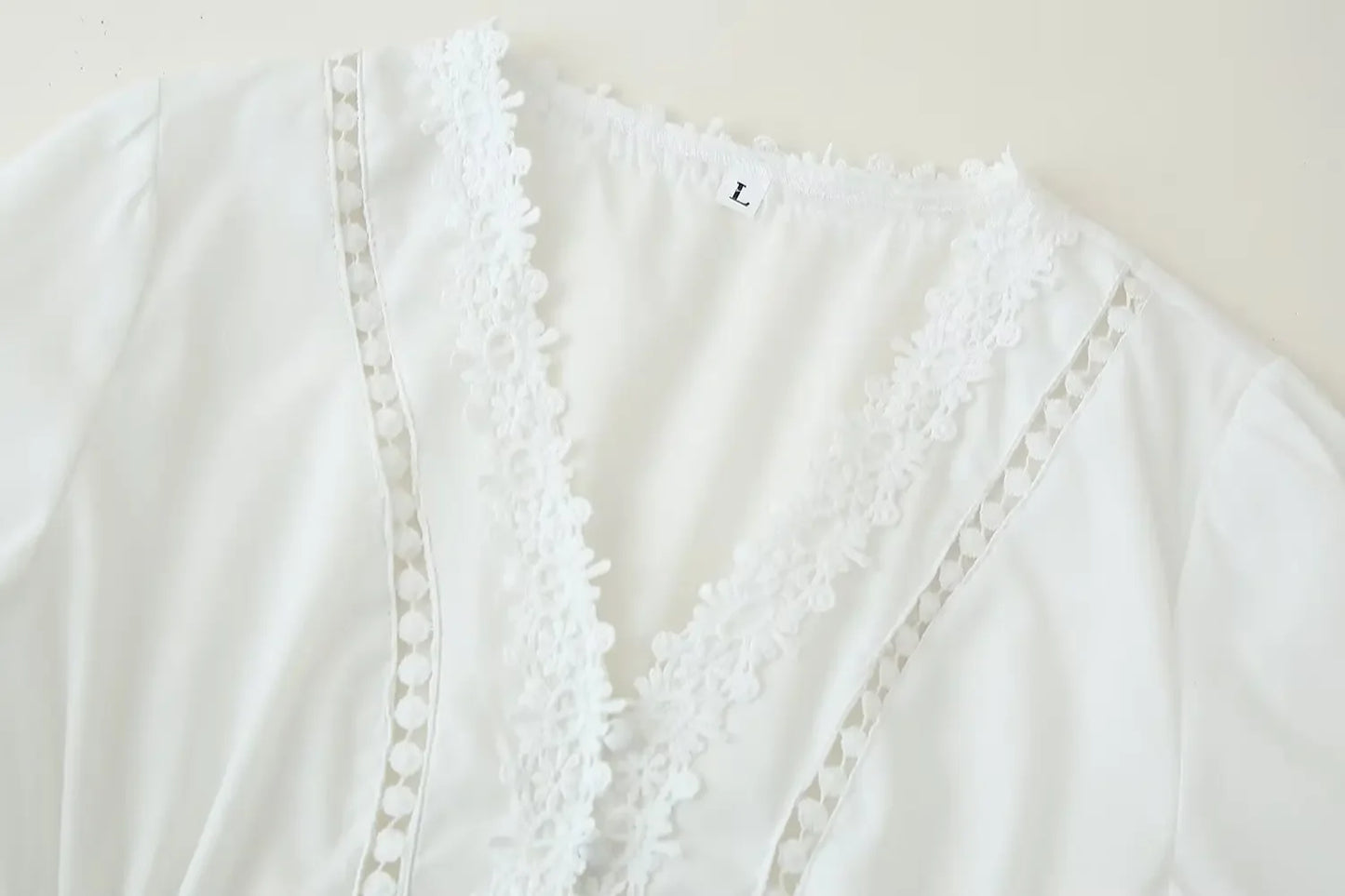 Modisches Slim-Fit-Midikleid mit V-Ausschnitt für Damen, Sommer 2022, aushöhlen, Spitzenbesatz, elegantes Kleid J5C226, knielang.